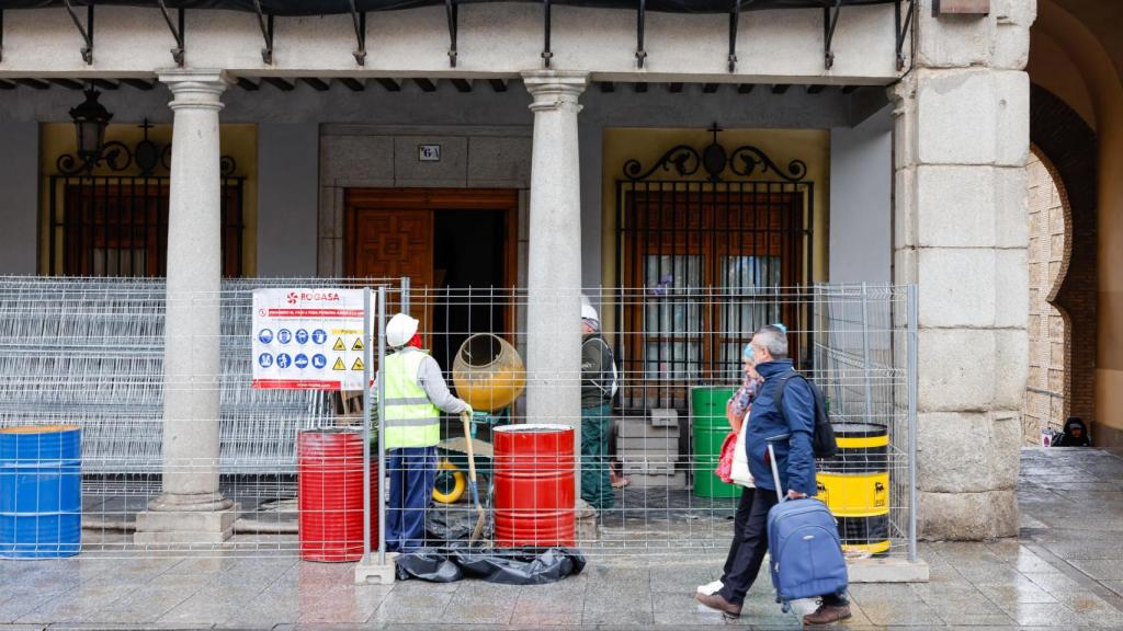 La instalación del vallado perimetral de la fachada de la Delegación del Gobierno ya ha comenzado.