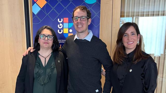 Rubén Vigil, en el centro,  junto a Inmaculada Íñiguez, presidenta del CGCTO, a la izquierda, y Berta Martín Morga, secretaria del CGCTO, a la derecha.