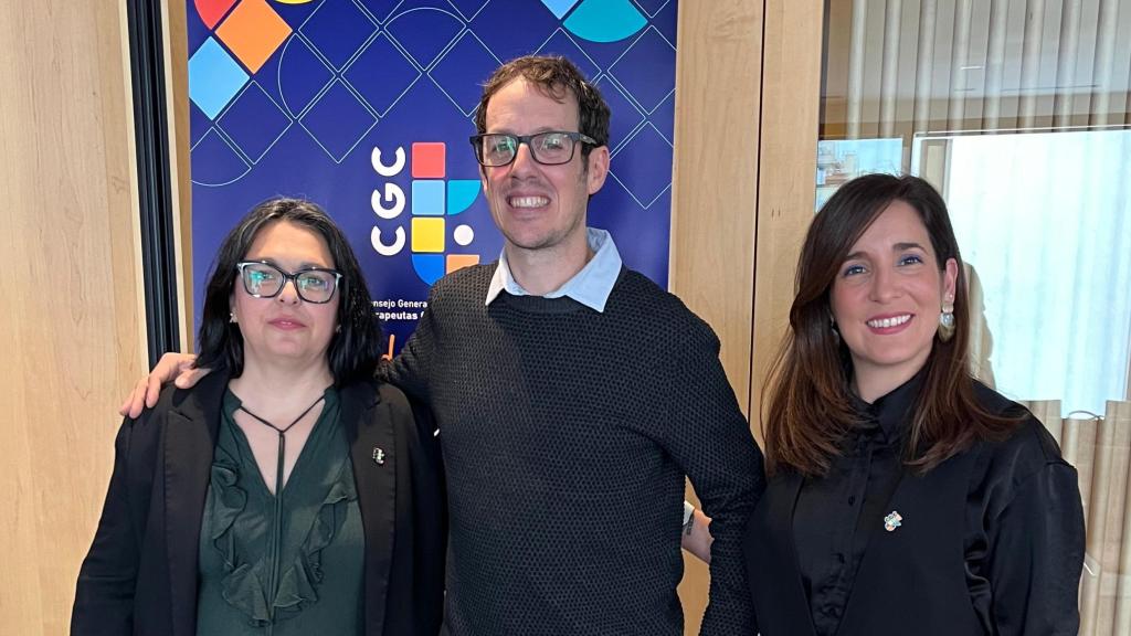 Rubén Vigil, en el centro,  junto a Inmaculada Íñiguez, presidenta del CGCTO, a la izquierda, y Berta Martín Morga, secretaria del CGCTO, a la derecha.