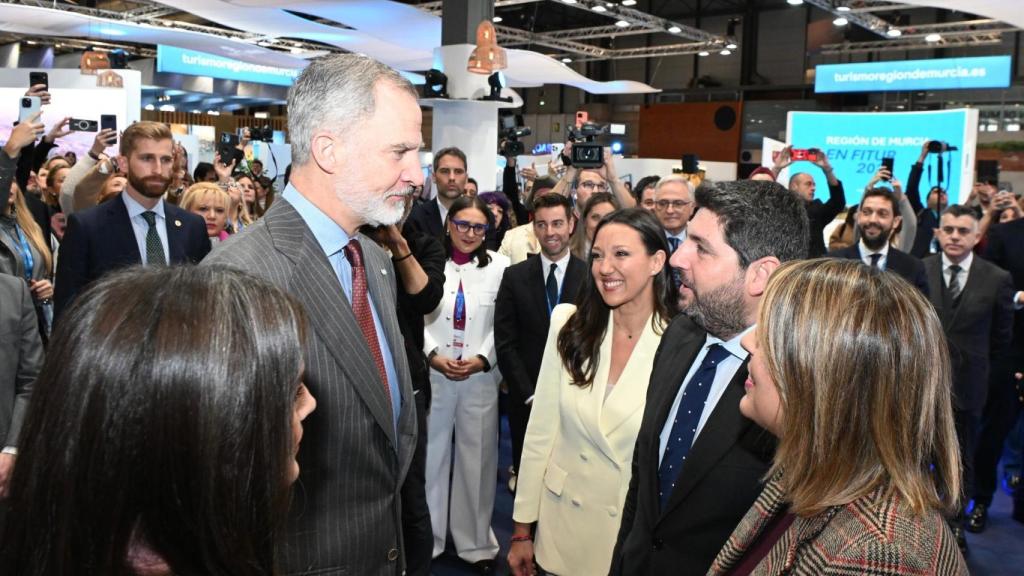 Sus Majestades los Reyes, este miércoles, saludando en Fitur al presidente de la Región de Murcia, Fernando López Miras.