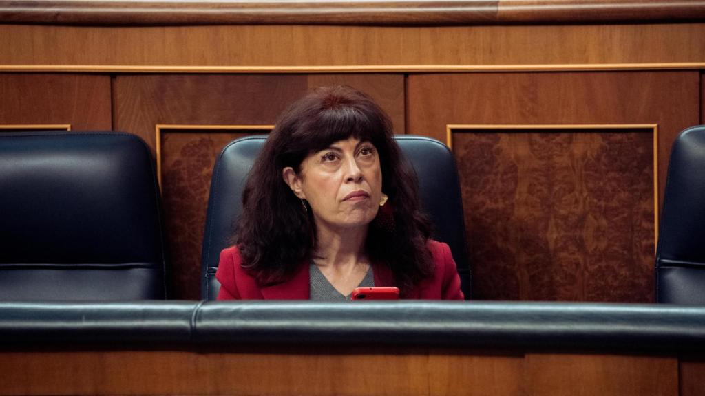 La ministra de Igualdad, Ana Redondo, este miércoles en el Congreso de los Diputados, durante el Pleno extraordinario.