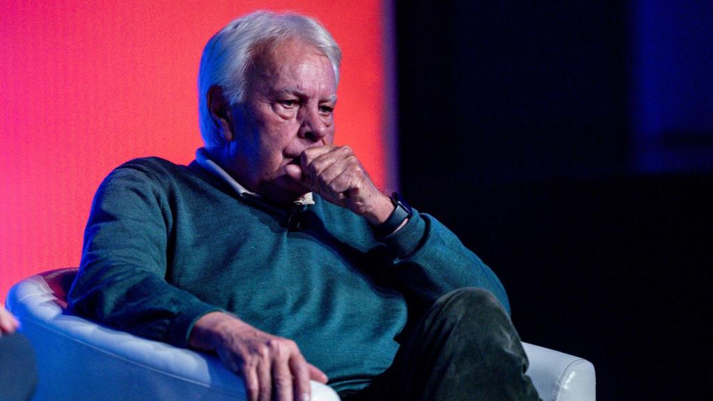 El expresidente del Gobierno, Felipe González, durante una charla con el director de Le Monde diplomatique, José Natanson, sobre su nuevo libro 'Venezuela: Ensayo sobre la descomposición'.