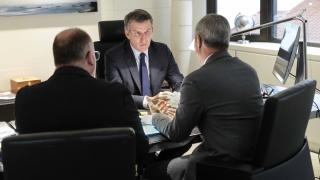 Alberto Núñez Feijóo, reunido con su vicesecretario económico, Juan Bravo, y el portavoz del Congreso, Miguel Tellado.