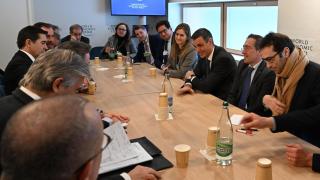 Pedro Sánchez conversa con Josu Jon Imaz, Francisco Reynés, Carlos Torres y Onur Genç, en la reunión mantenida con empresarios españoles en Davos.