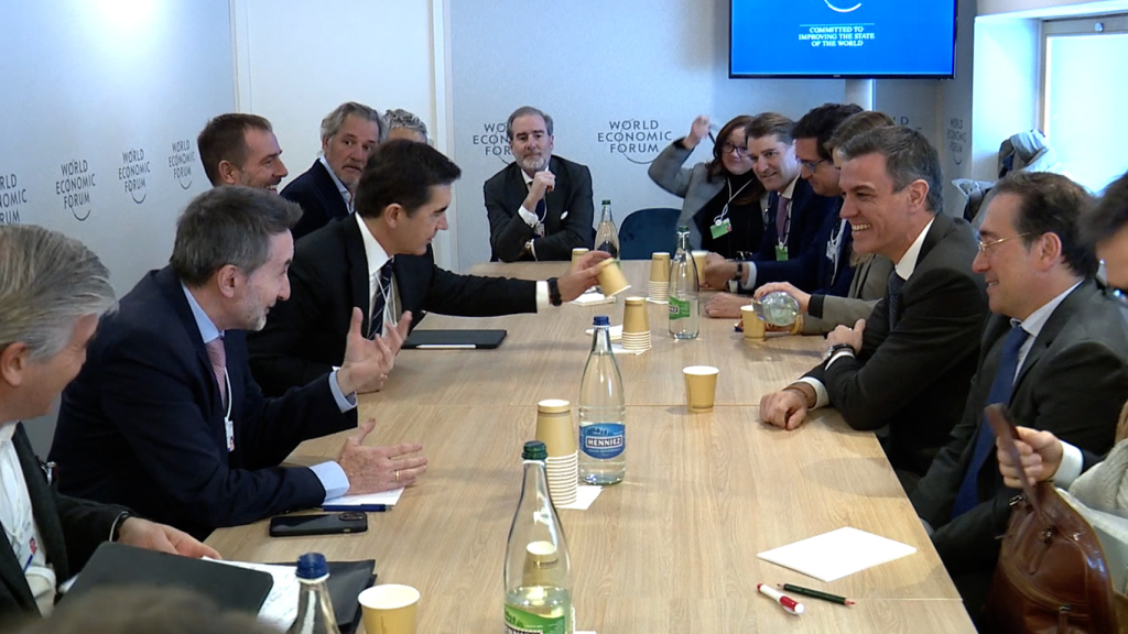 Pedro Sánchez conversa con Josu Jon Imaz durante la reunión mantenida con empresarios en Davos.