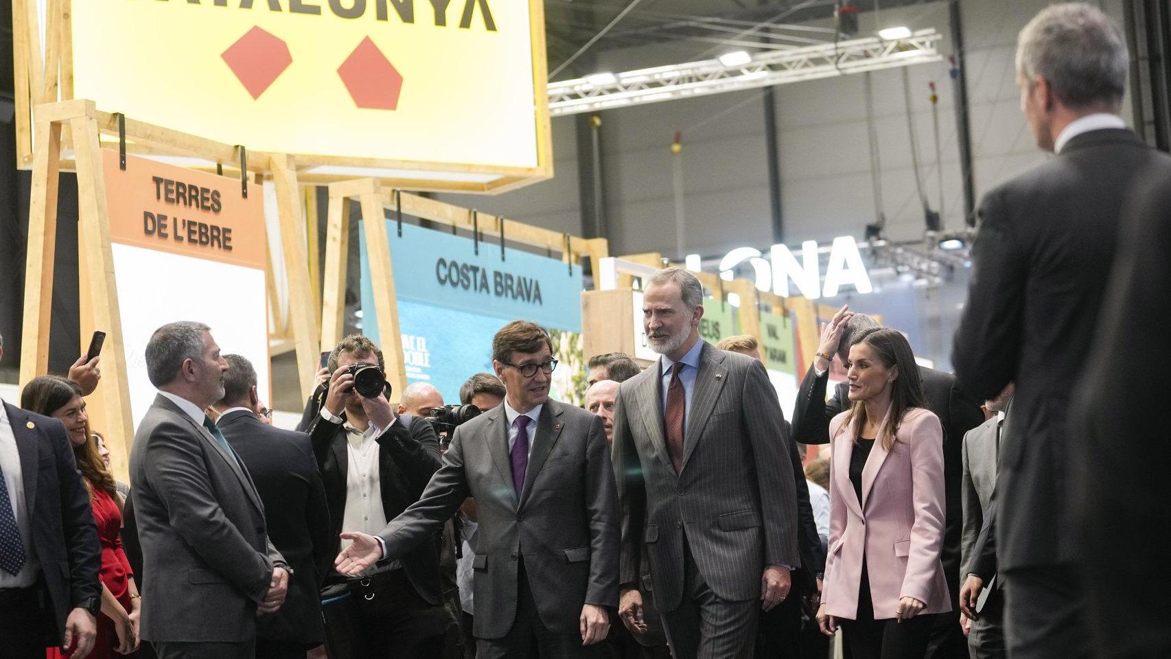 Los reyes de España, Felipe y Letizia, acompañados del presidente de la Generalitat de Catalunya, Salvador Illa (i), durante su visita al pabellón de Cataluña en la inauguración este miércoles de la 45 edición de Fitur, a la que está prevista también la asistencia de unas 250.000 personas y que se celebra en los pabellones de Ifema en Madrid.