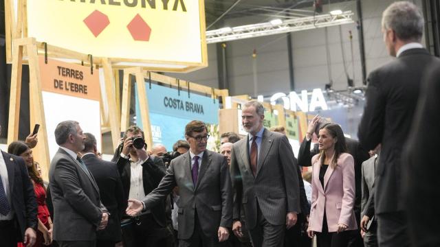 Los reyes de España, Felipe y Letizia, acompañados del presidente de la Generalitat de Catalunya, Salvador Illa (i), durante su visita al pabellón de Cataluña en la inauguración este miércoles de la 45 edición de Fitur, a la que está prevista también la asistencia de unas 250.000 personas y que se celebra en los pabellones de Ifema en Madrid.
