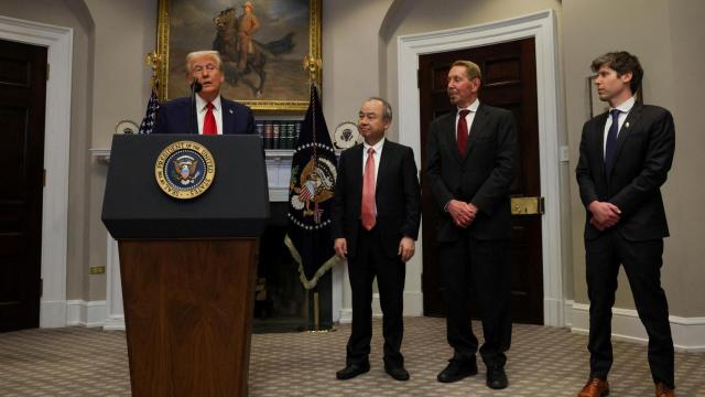 Donald Trump, presidente de EEUU, en una comparecencia en la Casa Blanca junto a Masayoshi Son (SoftBank), Larry Ellison (Oracle)  y Sam Altman (OpenAI).