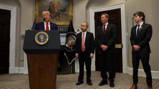 Donald Trump, presidente de EEUU, en una comparecencia en la Casa Blanca junto a Masayoshi Son (SoftBank), Larry Ellison (Oracle)  y Sam Altman (OpenAI).