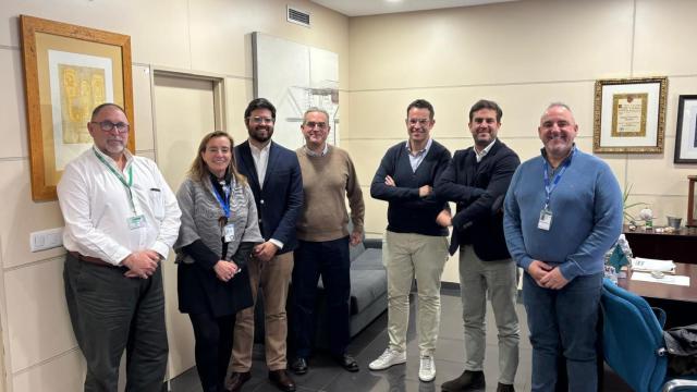 Firma del acuerdo entre el Hospital de Antequera y el Clínico de Málaga para mejorar el servicio de dermatología.