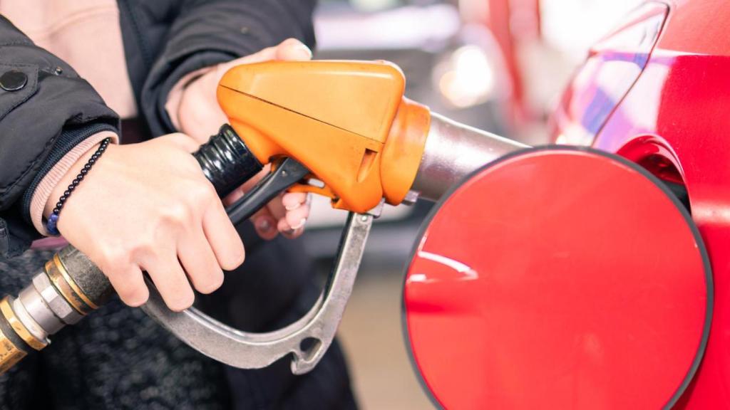 Muchos conductores creen que así llenan más el depósito, pero en realidad están tirando dinero y dañando el coche.