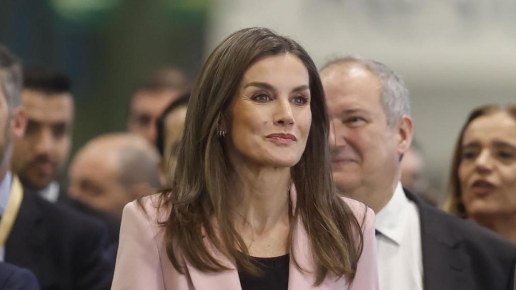 La combinación perfecta de Letizia: 'blazer' de segundas rebajas de Zara por 18 euros y pendientes de diamantes