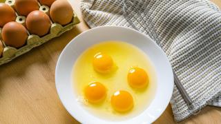 Huevos en un plato antes de ser cocinados.