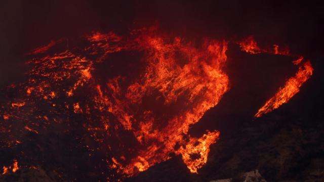 El gran incendio que asola Castaic Lake en Los Ángeles.