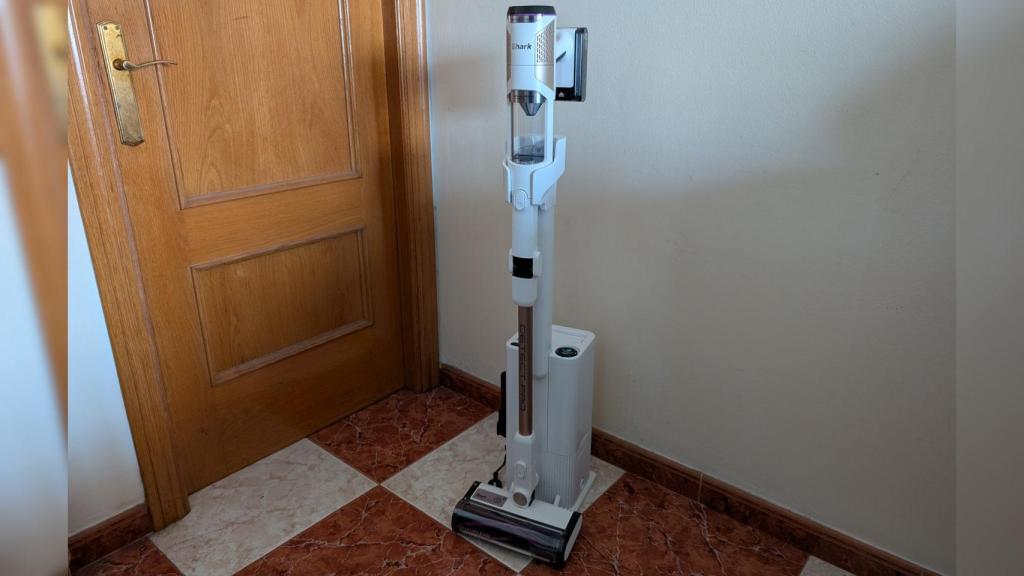 La Shark Clean & Empty en su base de carga y autovaciado