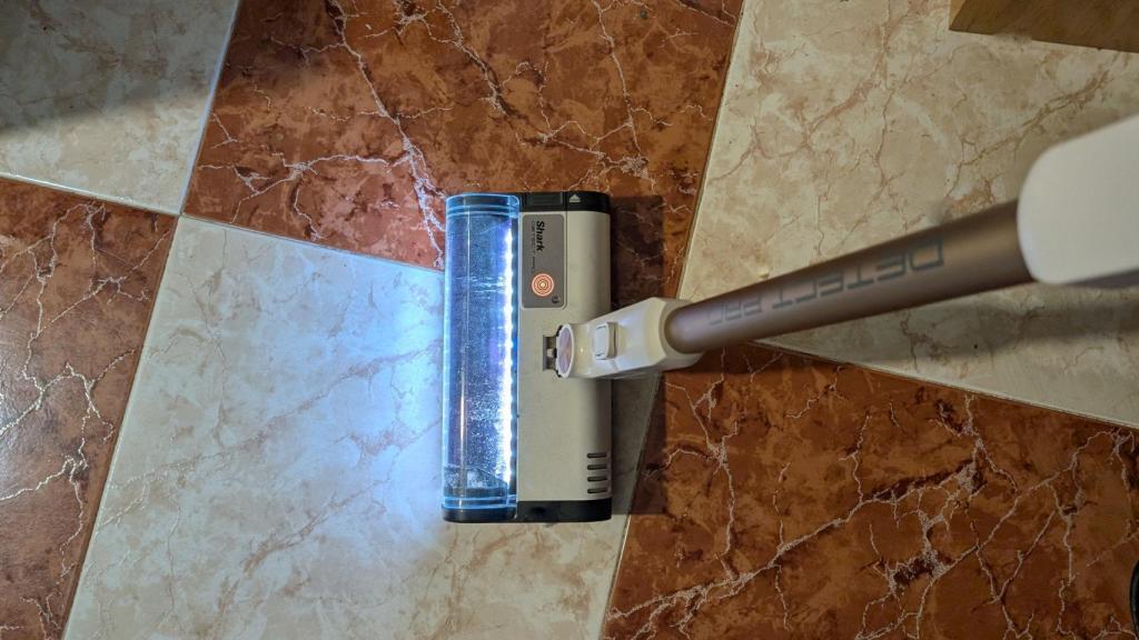 La aspiradora de Shark detecta la suciedad, con un indicador en el propio cabezal