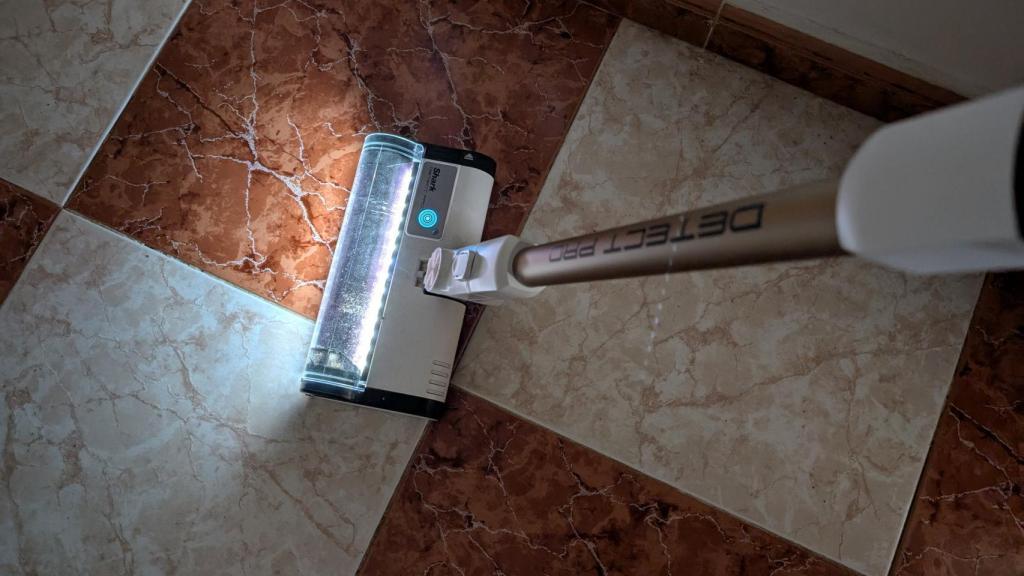 Las luces de la Shark Detect Pro permiten ver la suciedad en la oscuridad