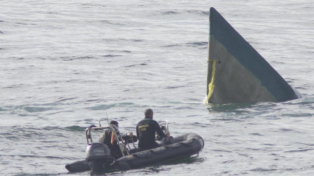 El narcosubmarino localizado en la Costa da Morte, en el momento de su hundimiento.