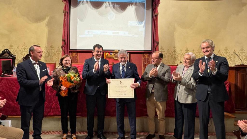 Marcelino Agís releva a Xesús Palmou al frente de la Academia Xacobea.