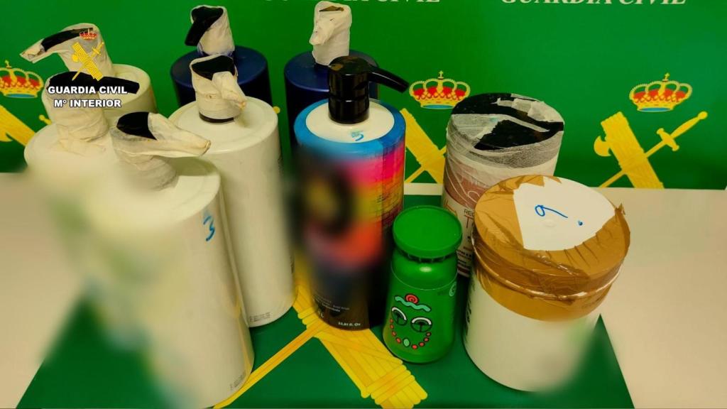 Los botes de champú en los que la mujer intentó introducir la cocaína en el aeropuerto de Sevilla.