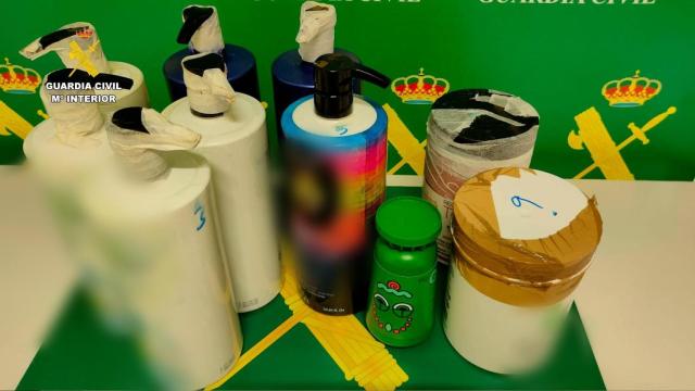 Los botes de champú en los que la mujer intentó introducir la cocaína en el aeropuerto de Sevilla.