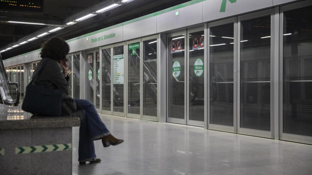 Una viajera espera en la estación de Metro del Prado de San Sebastián.