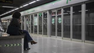 Una viajera espera en la estación de Metro del Prado de San Sebastián.
