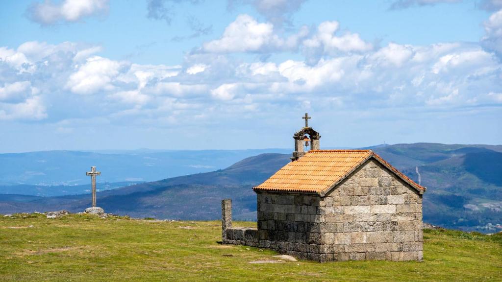 Capela de Santa Mariña do Seixo en el alto da Serra do Cando