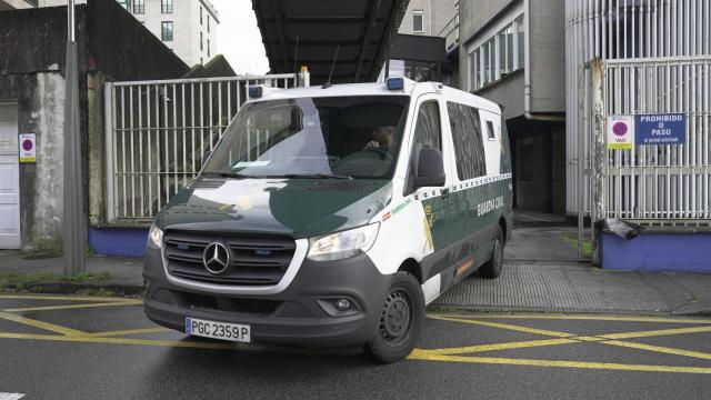 El detenido por la paliza mortal a su madre en Cerdedo-Cotobade, en un furgón en los juzgados de Pontevedra por su declaración judicial .