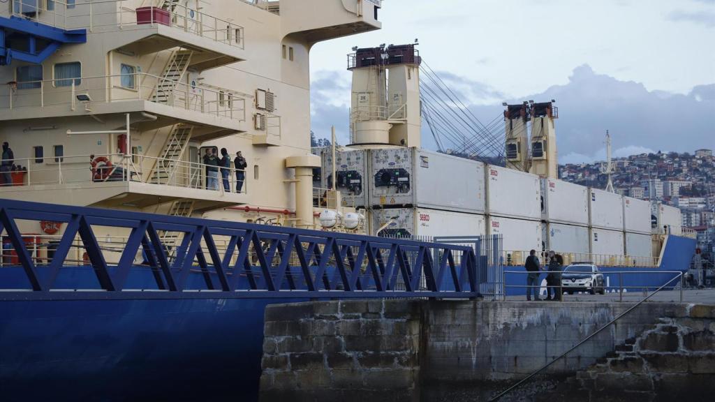 Agentes de la UCO inspeccionan el buque Baltic Summer atracado en el puerto de Vigo.