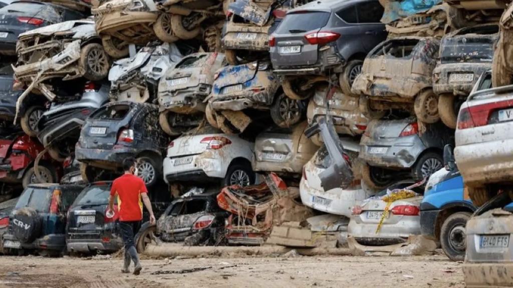 Coches siniestrados tras el paso de la dana. Efe /Jorge Zapata
