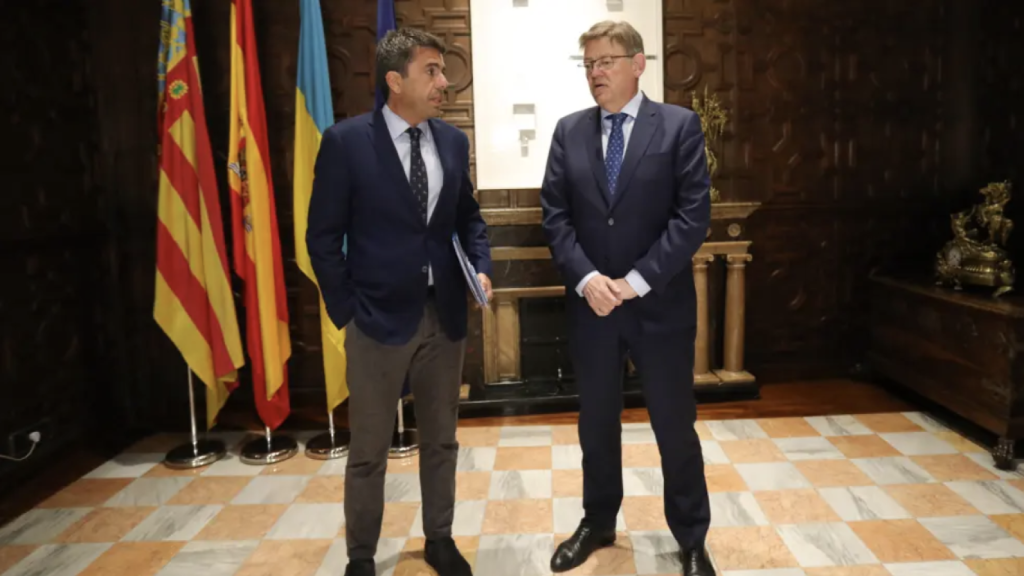 El presidente de la Generalitat, Carlos Mazón, junto a Ximo Puig. EE