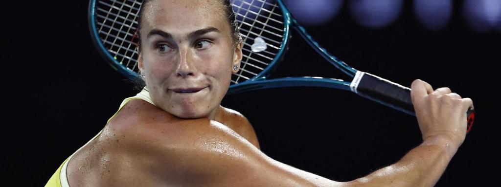 Sabalenka ejecuta un golpe en el partido ante Paula Badosa.