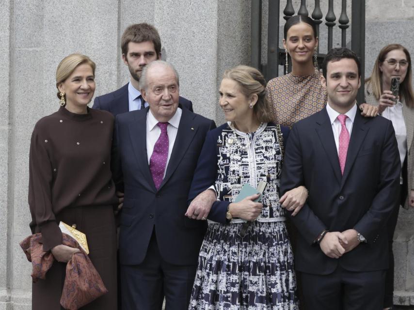 El emérito Juan Carlos junto a sus hijas y tres de sus nietos, en la boda de José Luis Martínez-Almeida, en 2024.