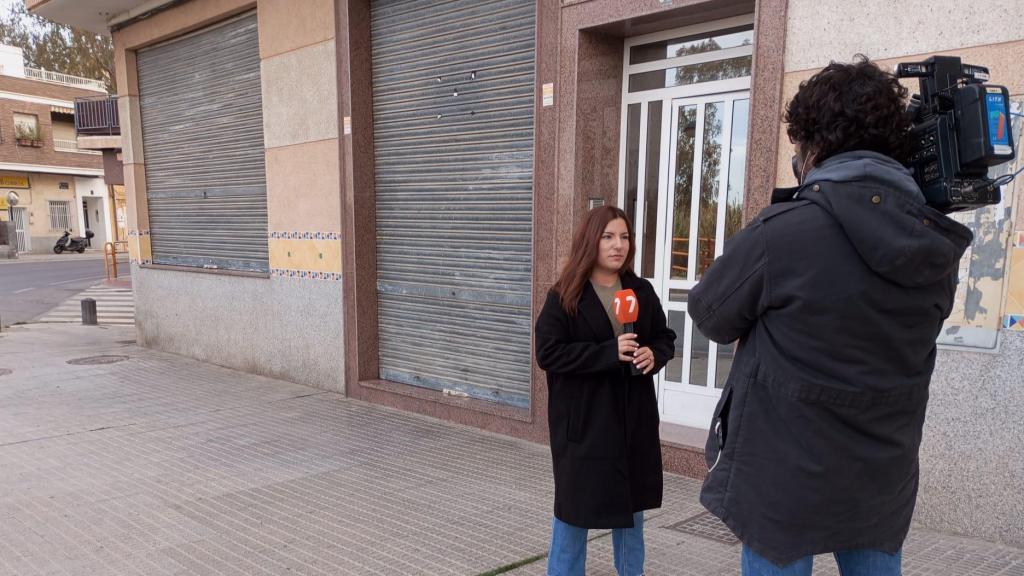 Un equipo de periodistas de la televisión autonómica, este jueves, frente al bar en el que se produjeron los disparos.