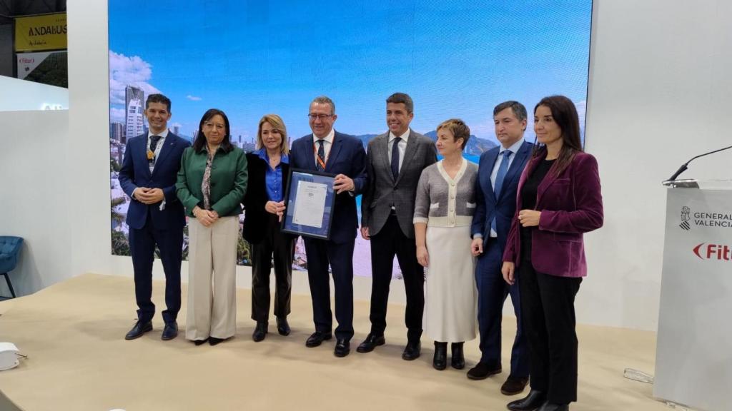 Foto de familia del reconocimiento AENOR para Benidorm.