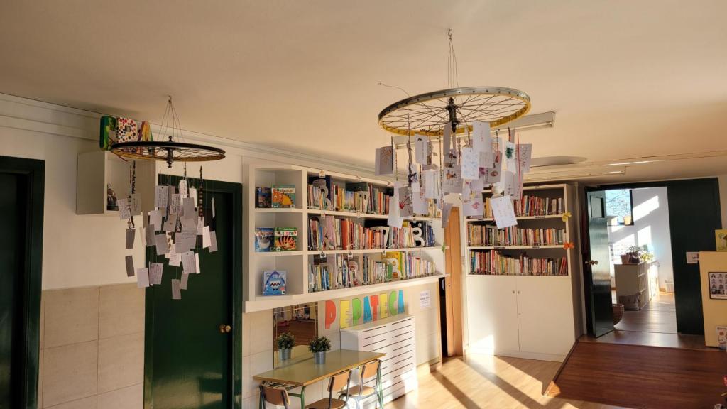 Interior del CRA de Culleredo, con la estructura en la que los padres cuelgan las tarjetas.