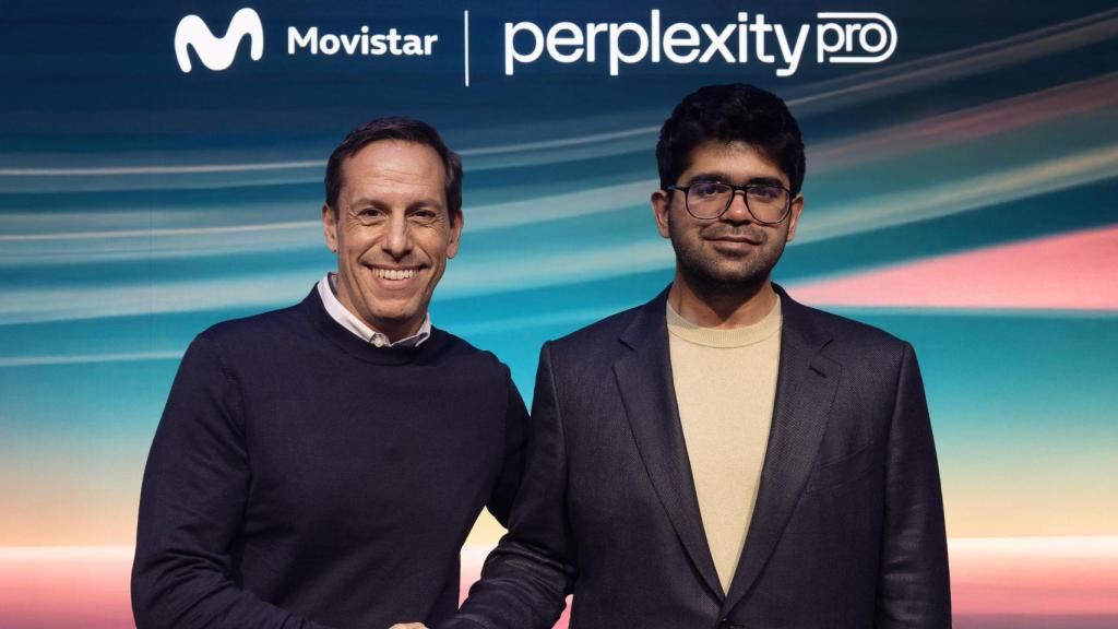 De izquierda a derecha: Óscar Candiles, Chief B2C Officer de Telefónica España, y Aravind Srinivas, CEO y cofundador de Perplexity.