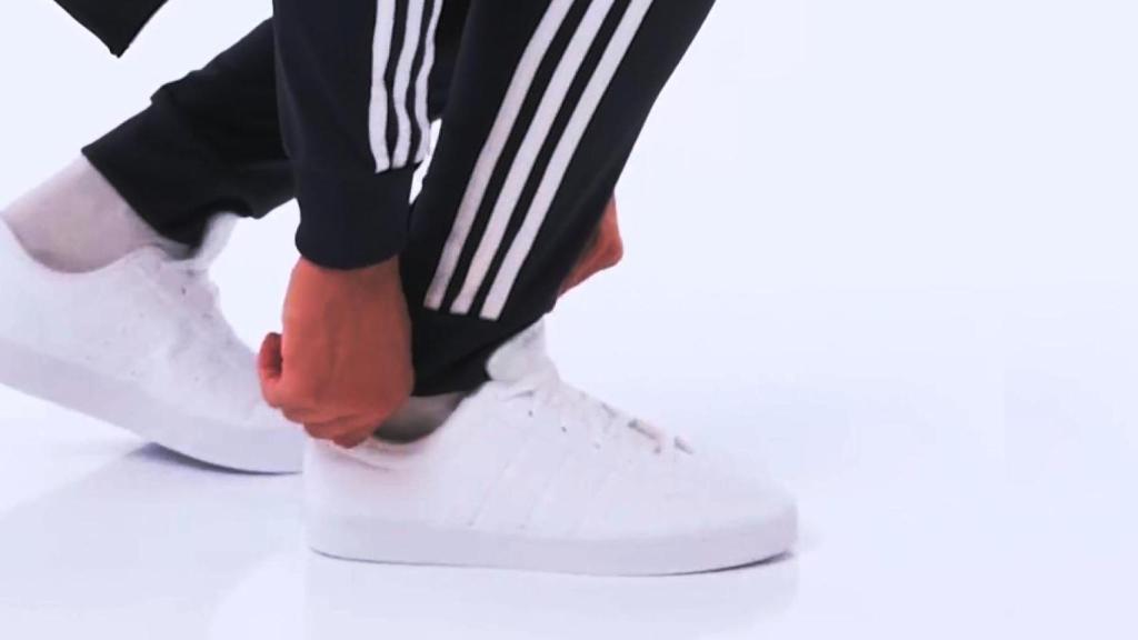 Cómodas, sencillas y por menos de 30€: Amazon derriba el precio de las zapatillas Adidas favoritas de los skaters