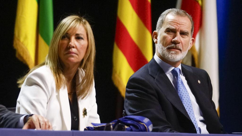 El rey Felipe V (d )y la presidenta del Poder Judicial, Isabel Perelló, junto al vicepresidente del Tribunal Supremo esta mañana en Barcelona./