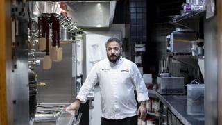 Diego René, en el interior de la cocina de su restaurante Beluga.