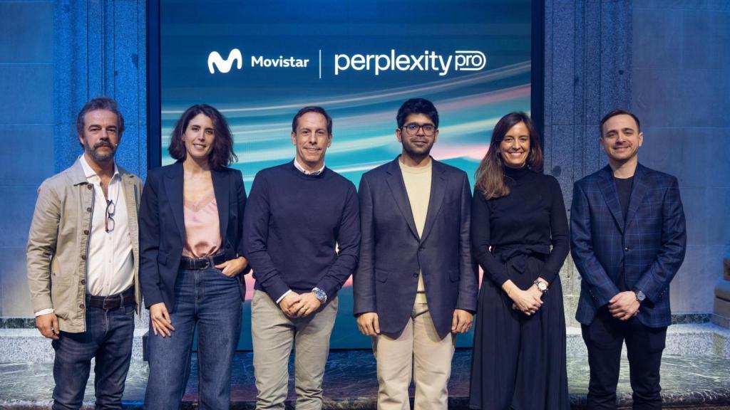 De izquierda a derecha: Aitor Goyenechea, director de Publicidad Telefónica España; Irene Gómez, CEO Wayra; Óscar Candiles, Chief B2C Officer de Telefónica España; Aravind Srinivas, CEO y cofundador de Perplexity; Lorena Gómez-Senador, directora de Partnerships & Devices de Telefónica, y Ryan Foutty, Vice President of Business de Perplexity.