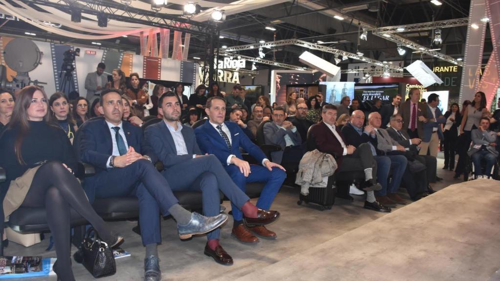 Los diputados Yolanda Burgoa, Moisés Santana y Roberto Migallón junto al presidente de la Diputación de Valladolid, Conrado Íscar, y el presidente de la Asociación de Hostelería de Valladolid, Jaime Fernández, en Fitur