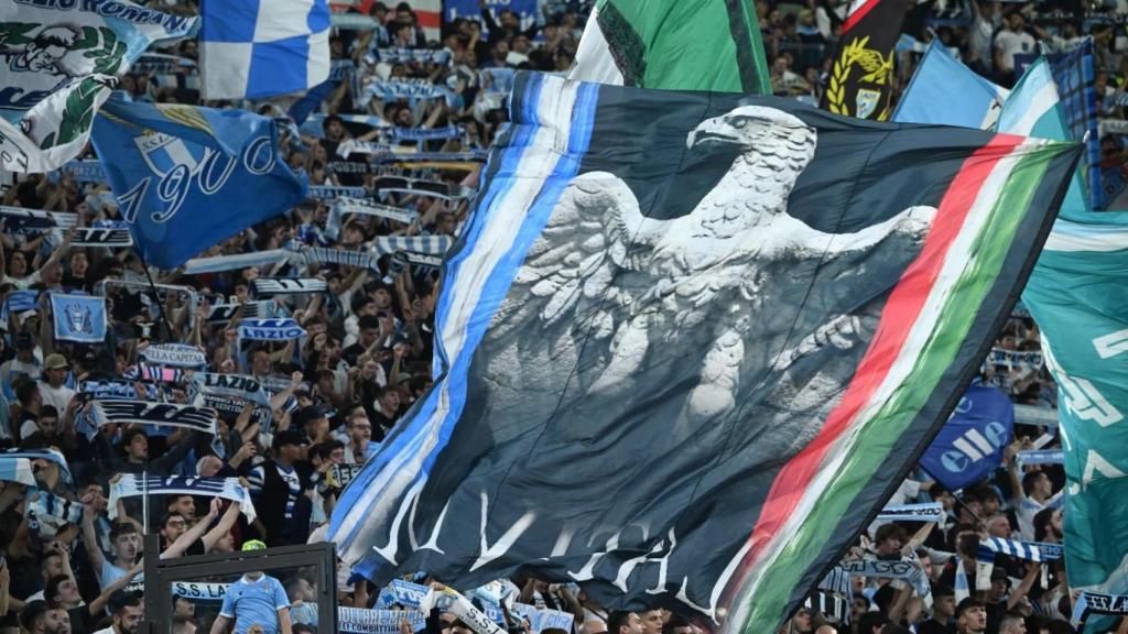 Aficionados de la Lazio, con el Águila Imperial.