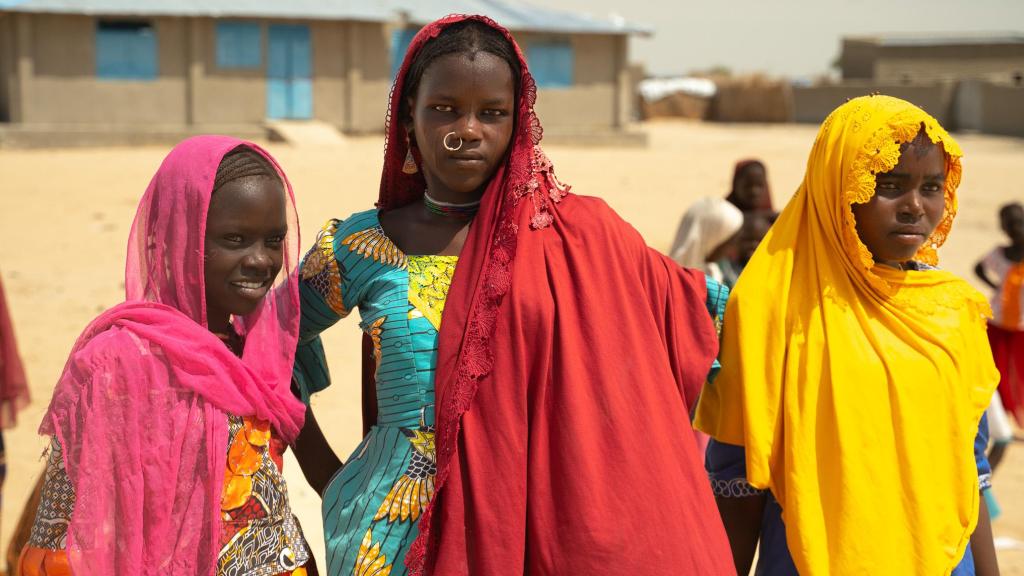 Fotografía de tres niñas durante un taller de poesía organizado por Entreculturas en septiembre de 2023.