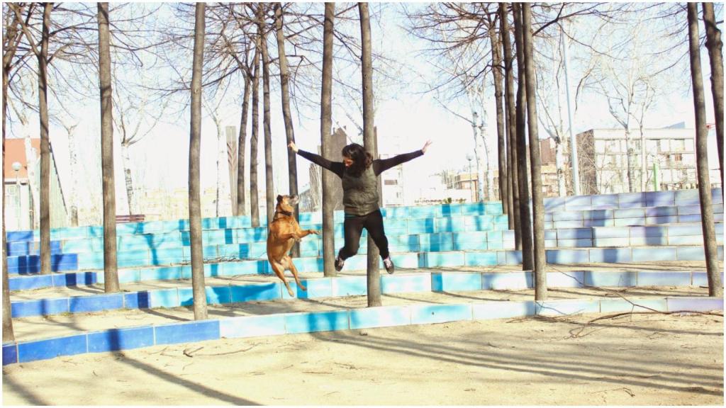 Patricia Guerrero con uno de sus perros