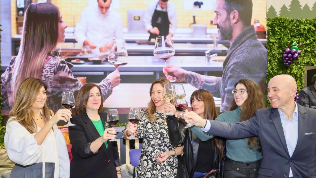 La alcaldesa de Zaragoza, Natalia Chueca, junto a la concejala de Cultura, Sara Fernández, en FITUR.