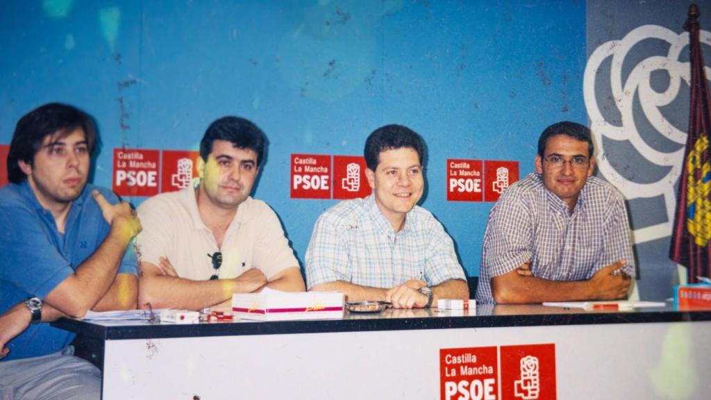 Una histórica foto de 2002 que Sergio Gutiérrez guarda en su despacho. Emiliano García-Page junto a Álvaro y Sergio Gutiérrez y un cuarto dirigente socialista de la época.