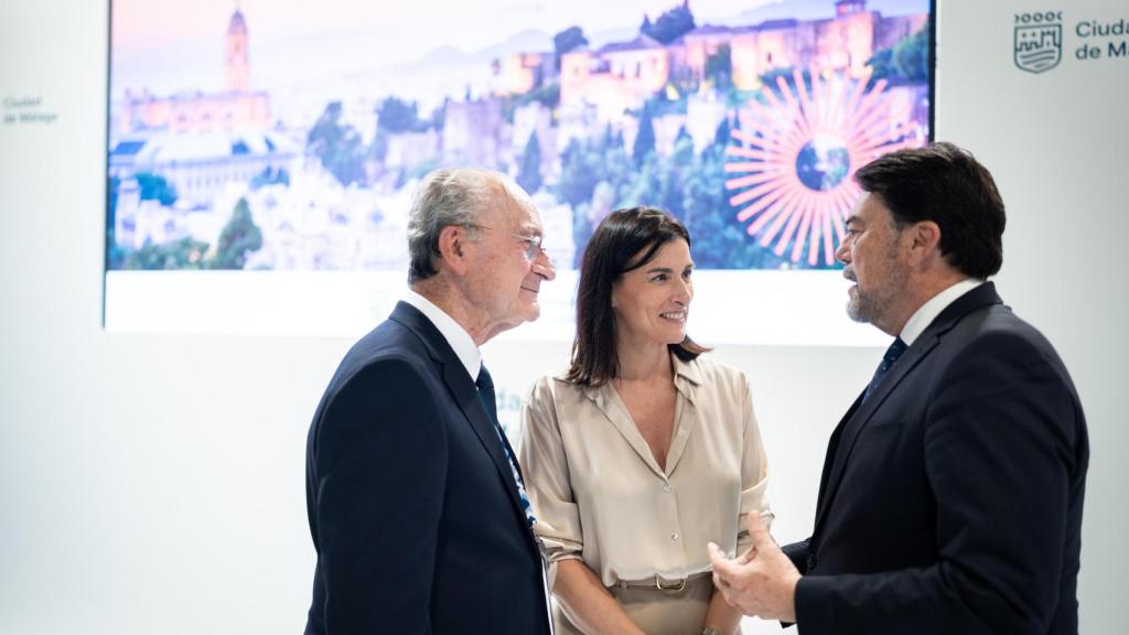 De la Torre con la alcaldesa de Santander y el alcalde de Alicante.