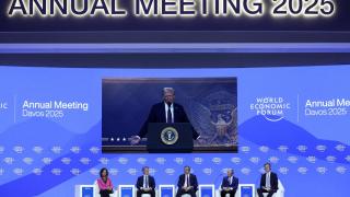 Donald Trump, presidente de Estados Unidos, conversa con Ana Botín, presidenta de Santander;  Brian Moynihan, CEO de Bank of America; Patrick Pouyanne, CEO de TotalEnergies; Stephen Schwarzman, CEO de Blackstone Group y Borge Brende, presidente y CEO del Foro Económico Mundial.